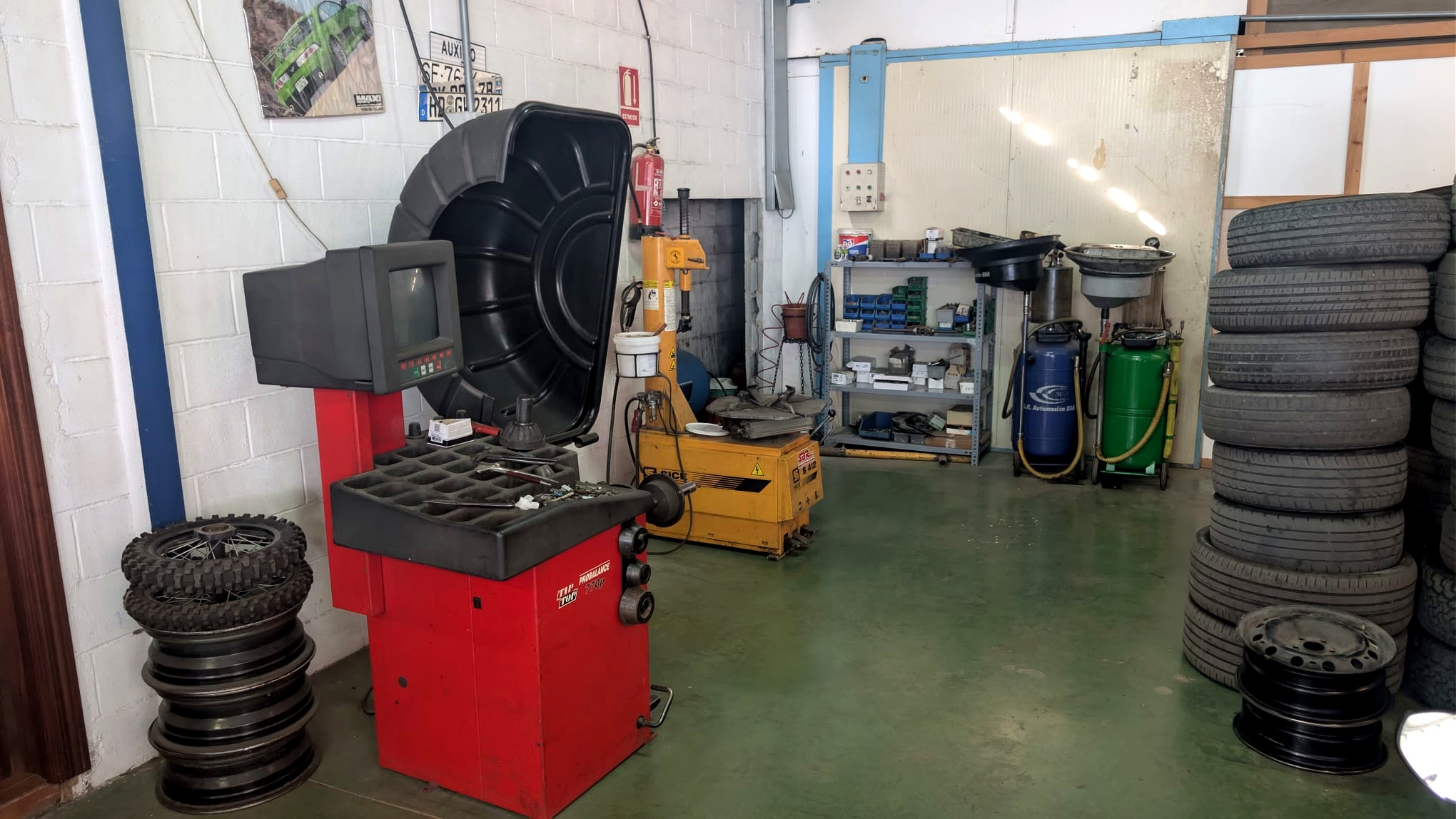 Zona de neumáticos y equipamiento del taller